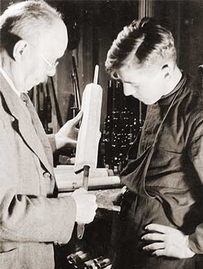 Vinzenz Püchner with apprentice, Graslitz, around 1938