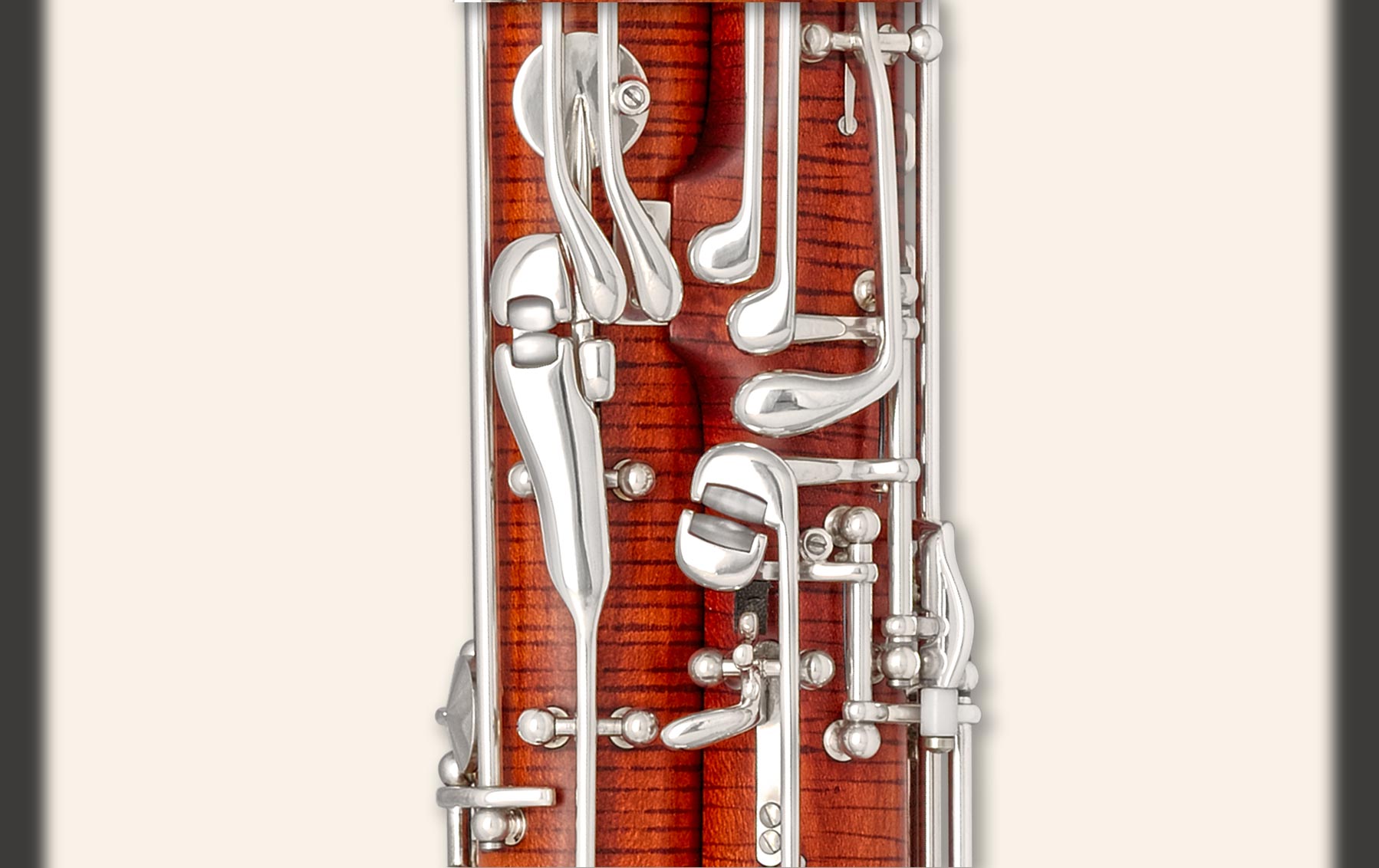 Double C spatula, whisper-key lock for the left thumb, rollers between C# key and whisper key for left thumb, adjusting screw on B<i>b</i> key and gliding roller on whisper-key mechanism